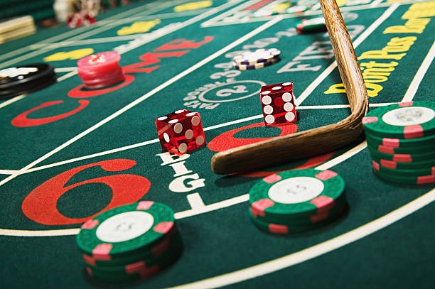 Table betting interface showing blinds, community cards, and player actions on netflixtoto